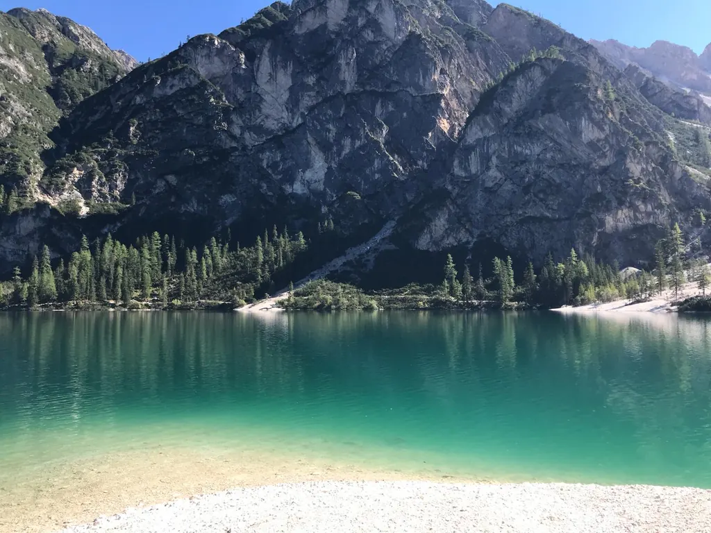 Türkisfarbener Bergsee vor einer alpinen Landschaft